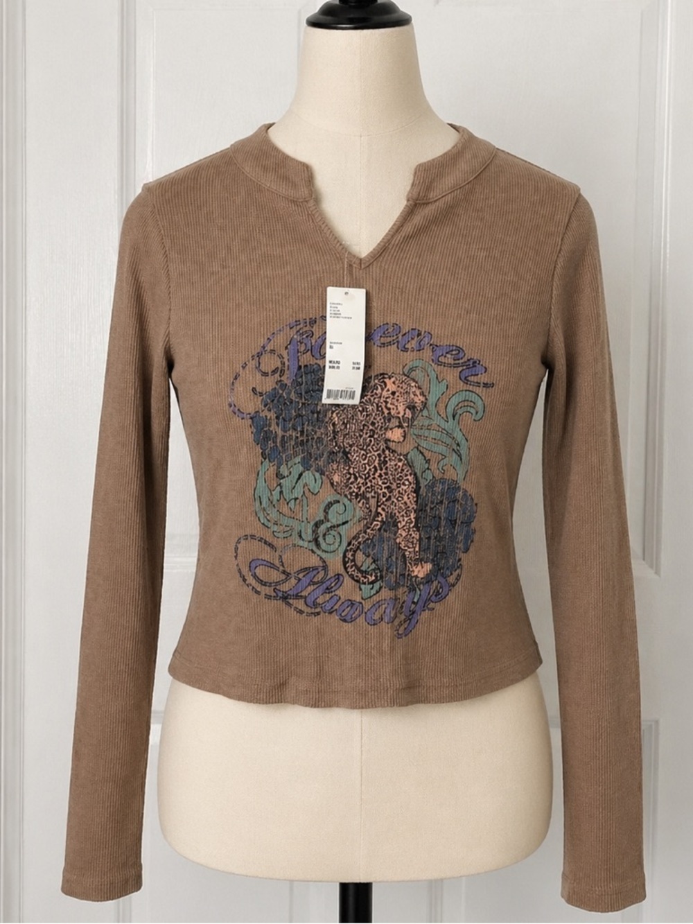 Urban Outfitters size Medium Long Sleeve Thermal Top Leopard with Graphic NWT